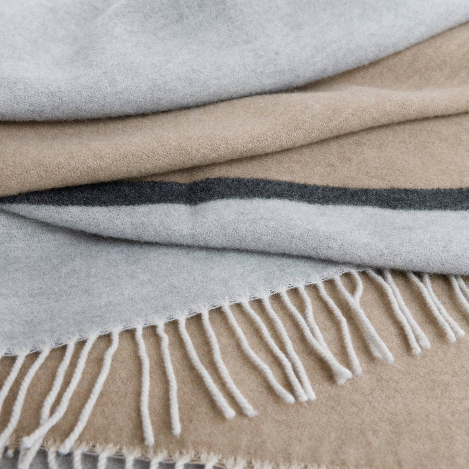 Gibson Throw in Slope - FINEZA