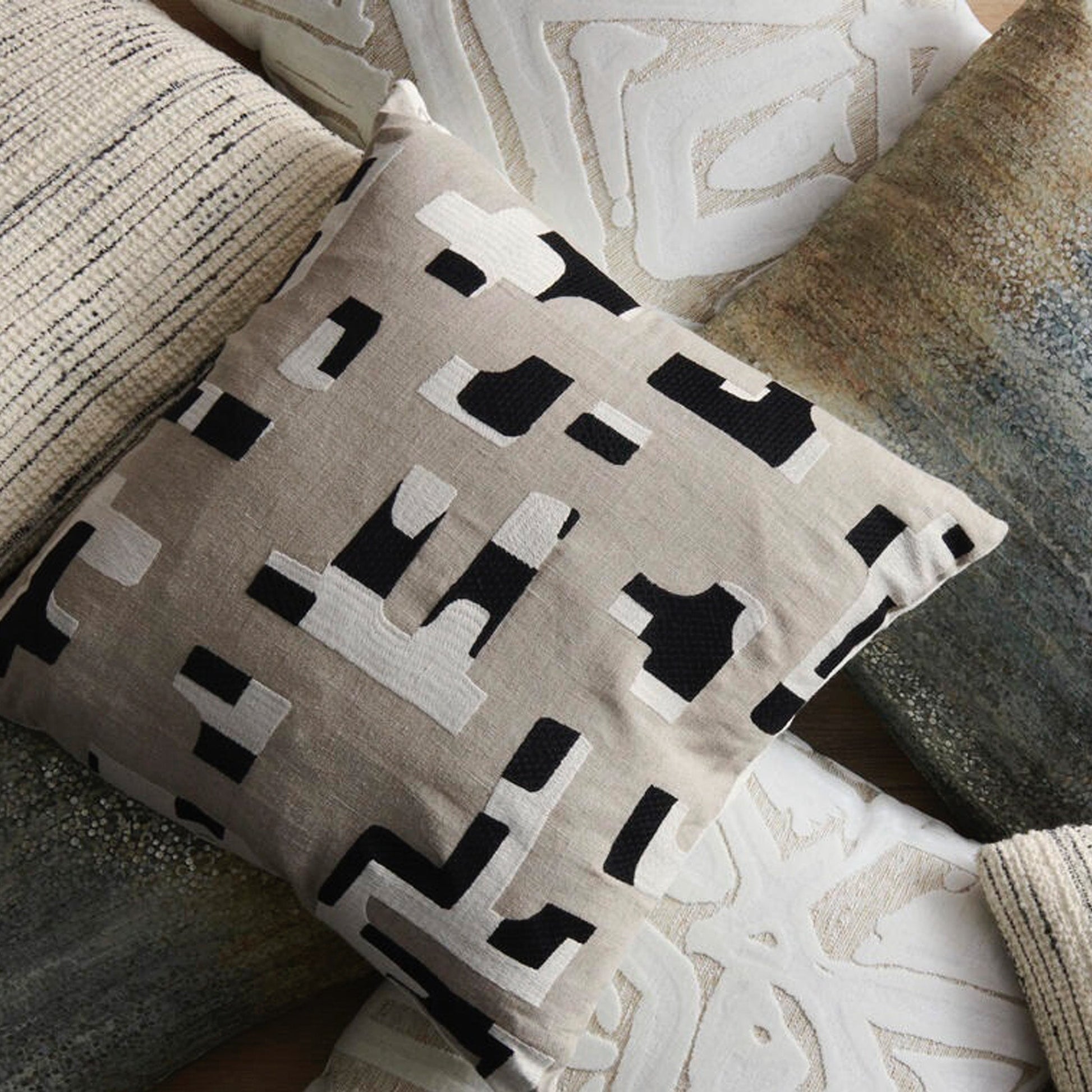 HIDALGO Pillow | EBONITE - Fineza